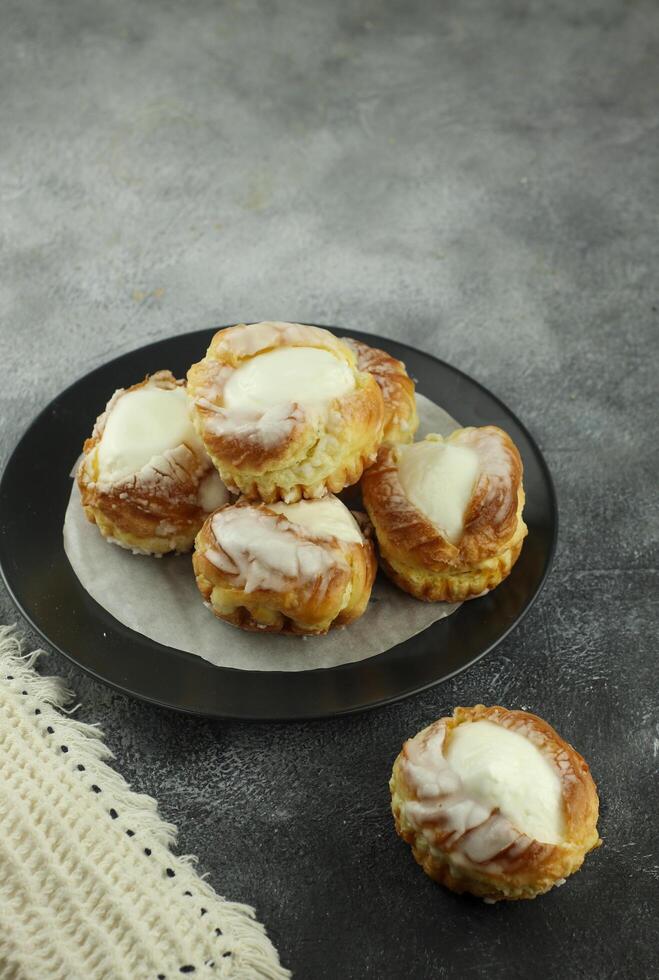 eclairs Crispy and with smooth and soft custard cream photo