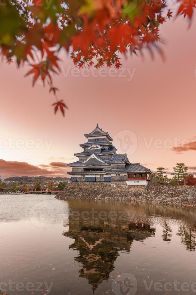 matsumoto castillo o cuervo castillo en otoño, es uno de japonés primer ministro histórico castillos en oriental honshu. punto de referencia y popular para turistas atracción en matsumoto ciudad, nagano prefectura, Japón foto