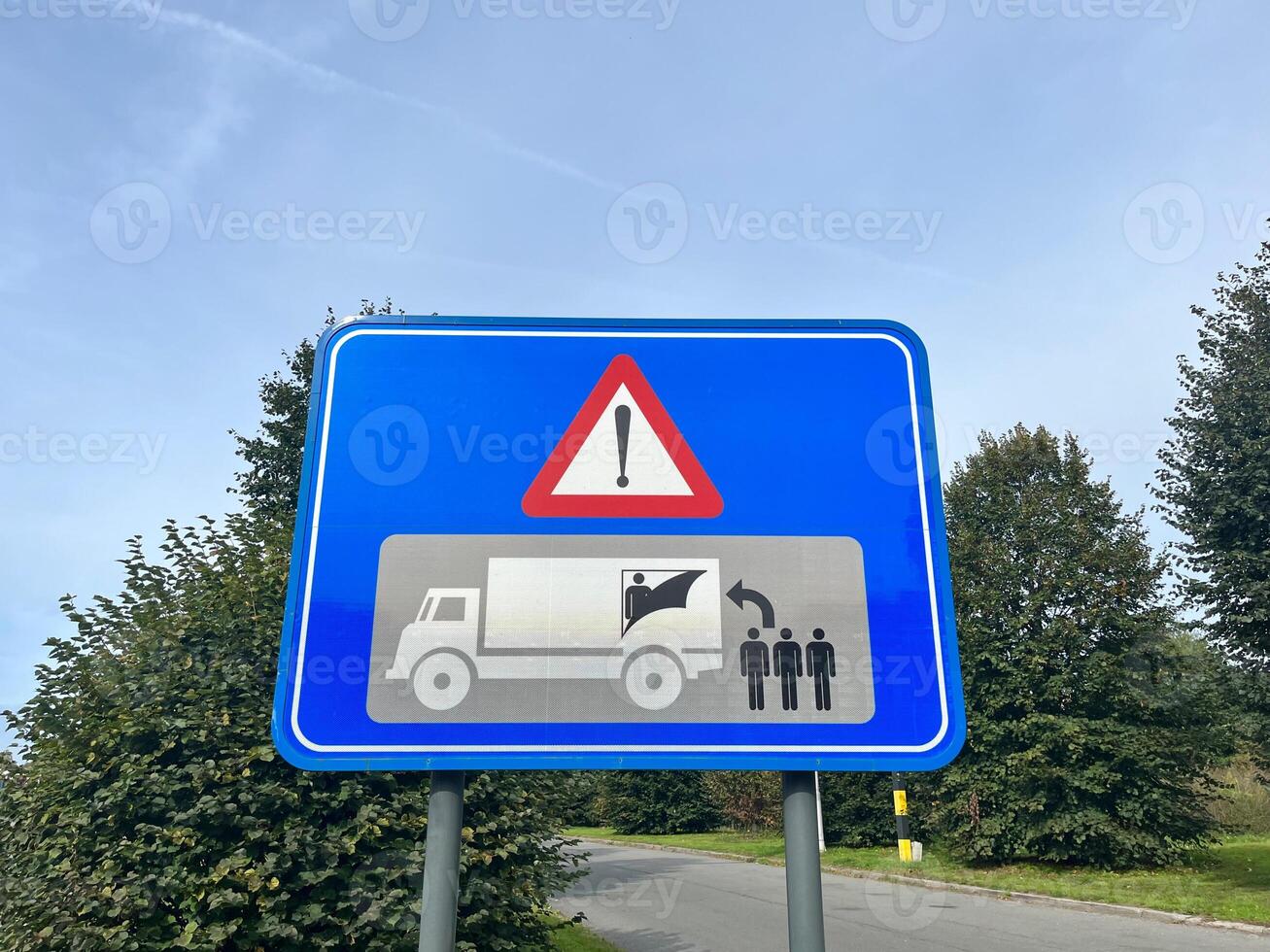 A sign indicating that semi-trailers are cutting awnings and stealing goods photo