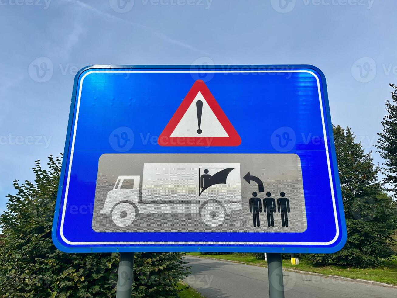 A sign indicating that semi-trailers are cutting awnings and stealing goods photo