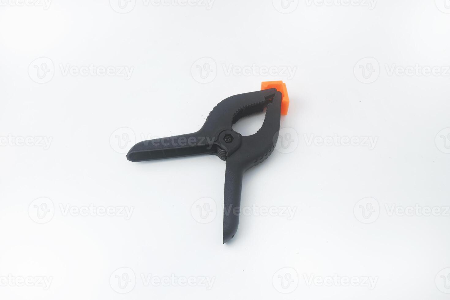 The clamp used to clamp the background is above the white background photo