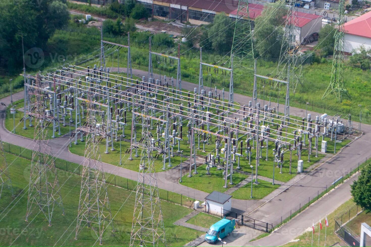 poder planta - transformación estación. multitud de cables y alambres foto