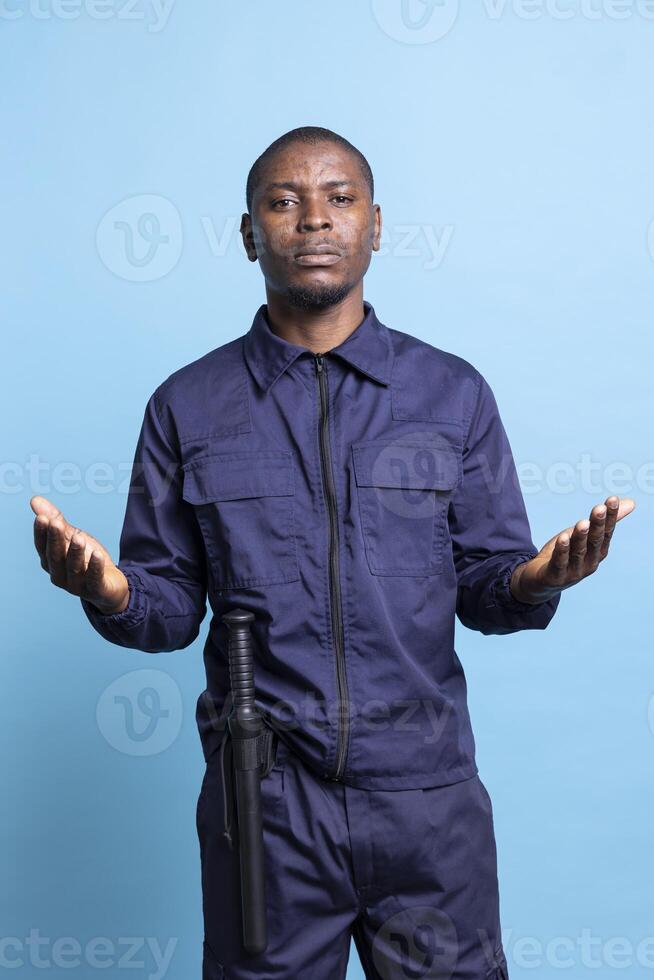 seguridad Guardia demostración fe en Jesús Cristo y Orando en estudio, preguntando el señor para proteccion con un oración. africano americano personal teniendo creencia en dios, creyendo en cristiandad. foto