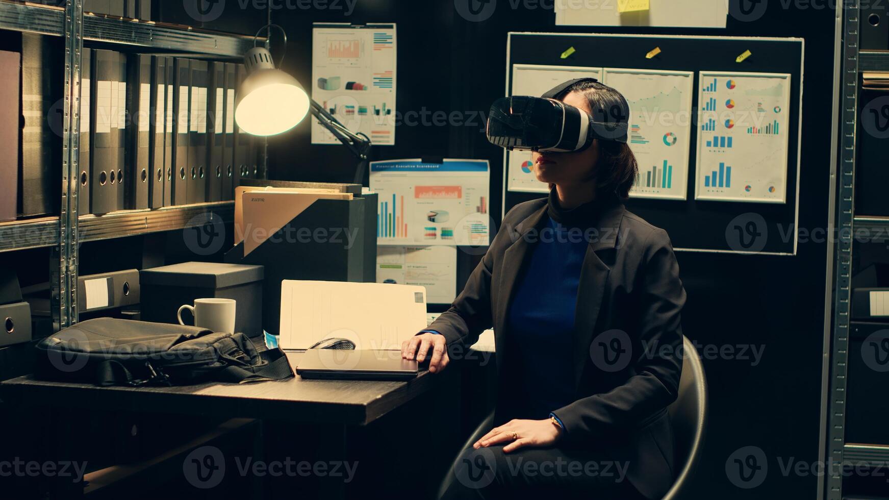 ley aplicación oficial usos virtual realidad auriculares en archivo habitación, recreando crimen escena con artificial inteligencia ciber tecnología detective usos interactivo futurista vr lentes. cámara una. foto