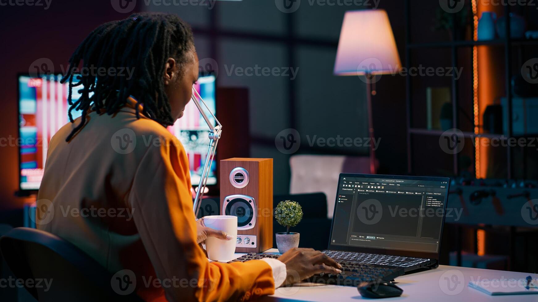 africano americano eso estudiante practicando codificación o programación ejercicios, aprendizaje hardware idioma y sistema depuración joven mujer estudiando base de datos guión en html ventana. cámara una. foto