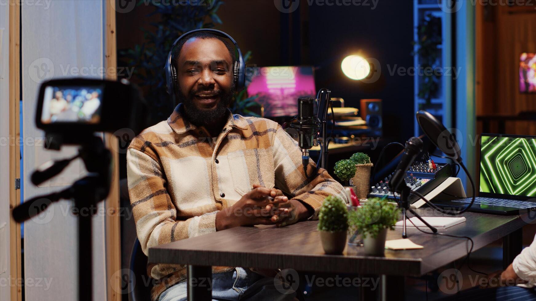 Podcast presenter having live discussion with woman, streaming it for audience on internet entertainment show. Influencer enjoying chat with guest, broadcasting in personal home studio photo
