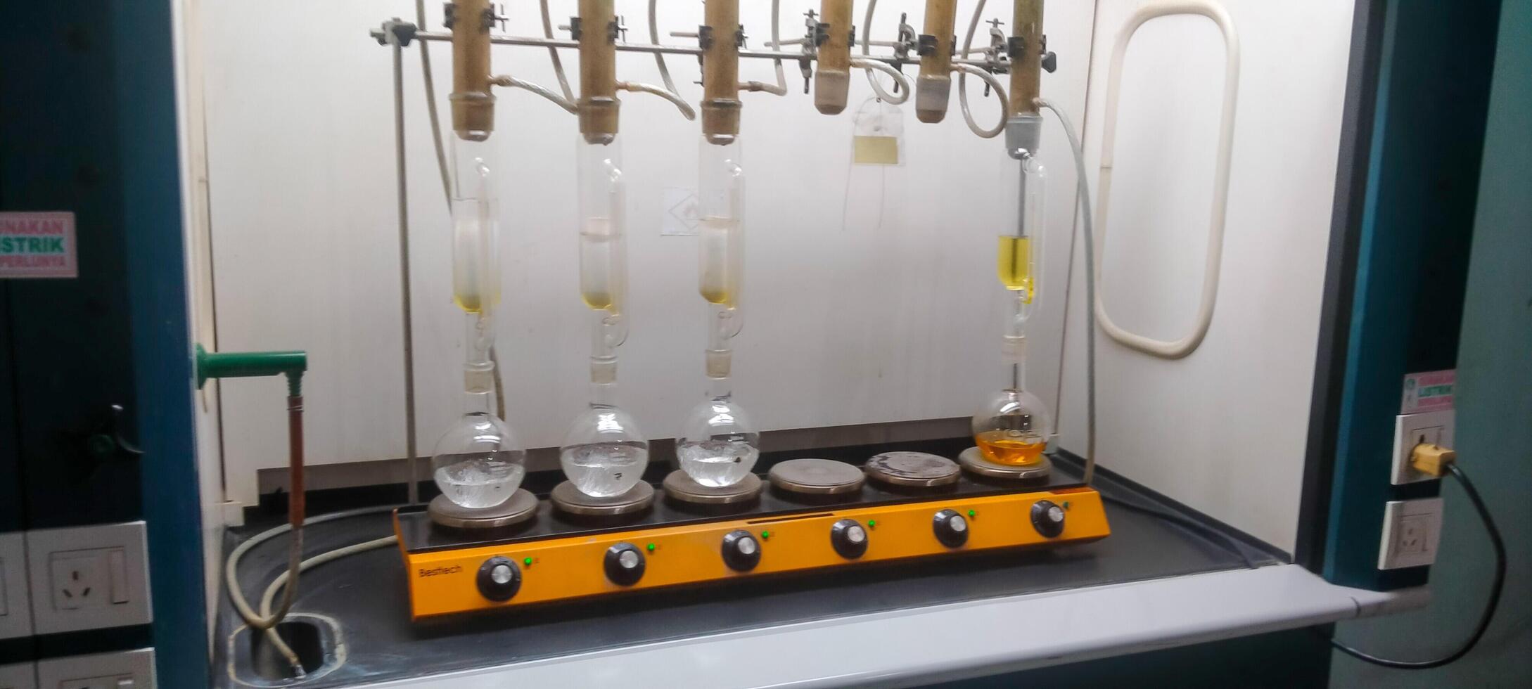 sample extraction experiments in the laboratory photo