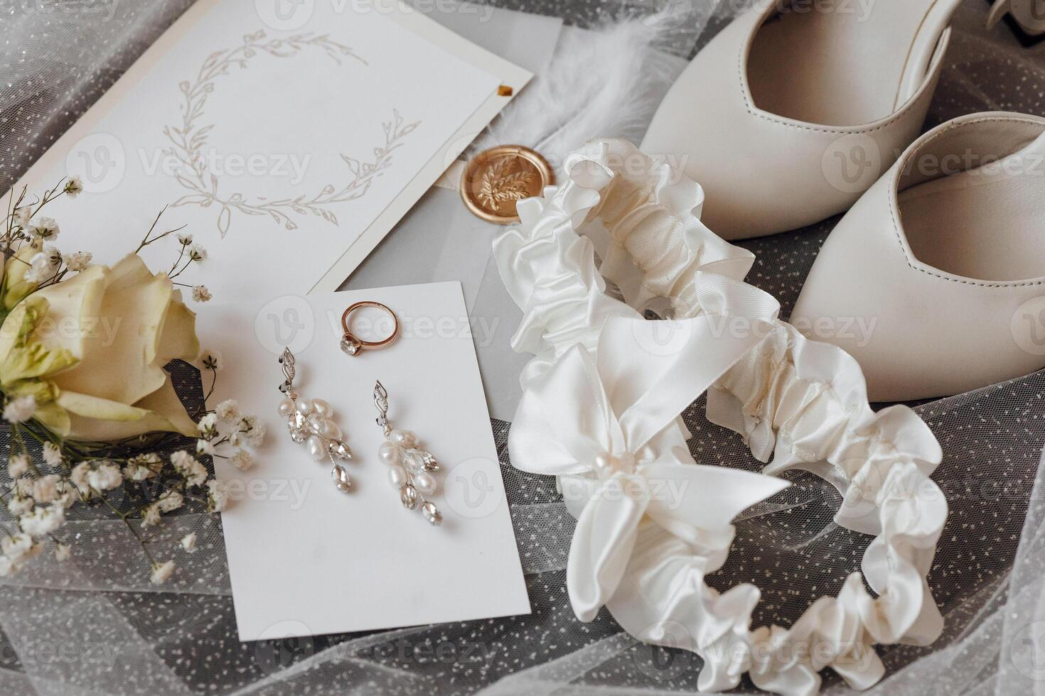 A white lace ribbon is on top of a white card photo