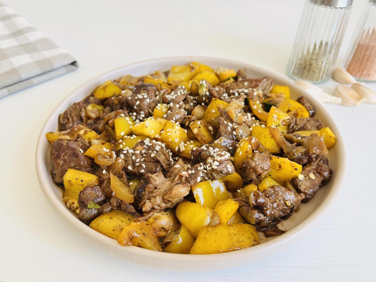 Sapi lada hitam, Indonesian and Chinese cuisine. Black Pepper Beef, is a fast, easy stir-fry made with beef, onions, and peppers seasoned with oyster sauce and loads of black pepper. photo