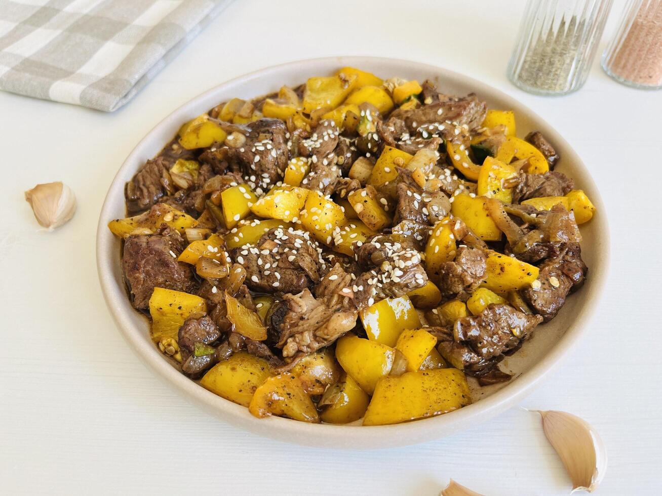 Sapi lada hitam, Indonesian and Chinese cuisine. Black Pepper Beef, is a fast, easy stir-fry made with beef, onions, and peppers seasoned with oyster sauce and loads of black pepper. photo
