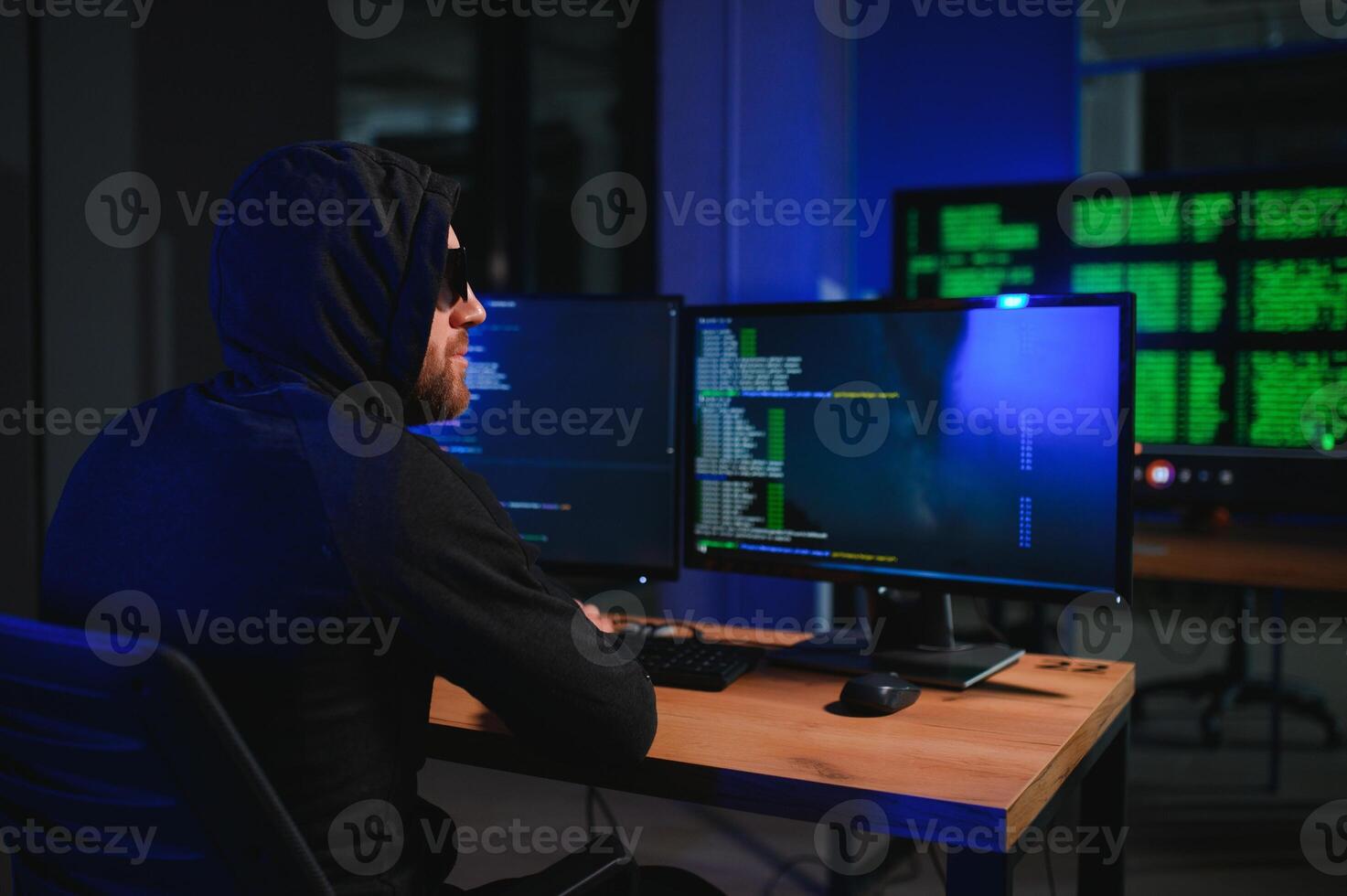 hacker sentado a escritorio en oscuro atmósfera. un computadora programador o hacker anónimo computadora hacker foto