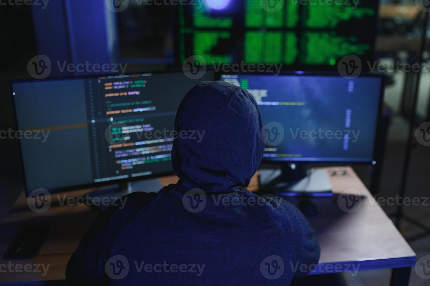 hacker sentado a escritorio en oscuro atmósfera. un computadora programador o hacker anónimo computadora hacker foto
