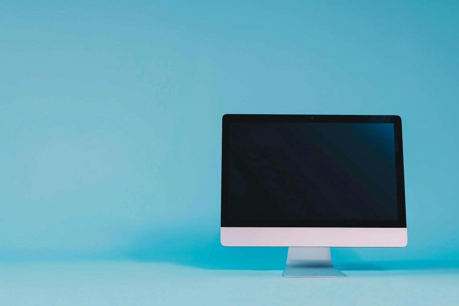 Desktop computer mockup with blank screen on refined background photo