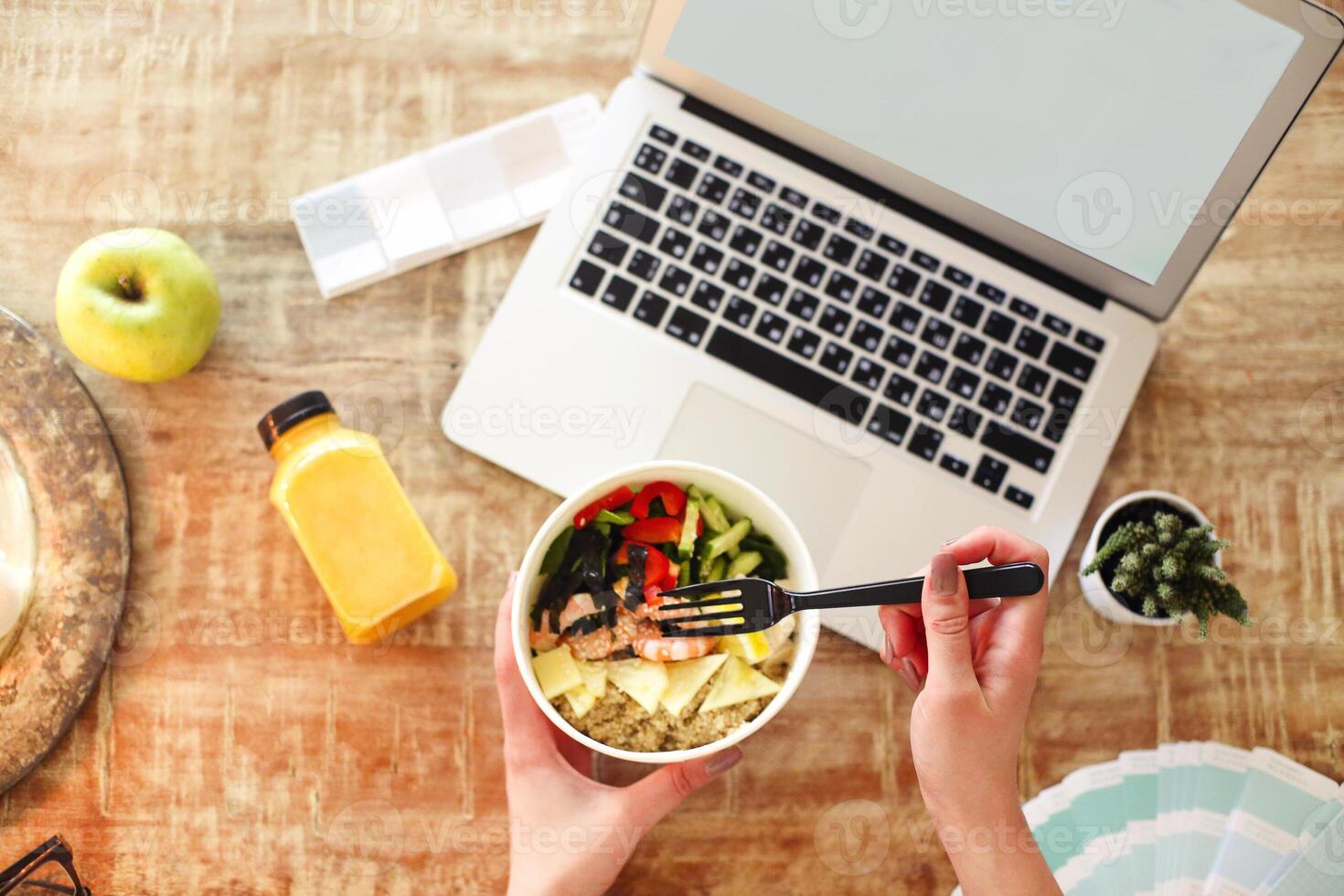 Crop freelancer eating healthy food photo
