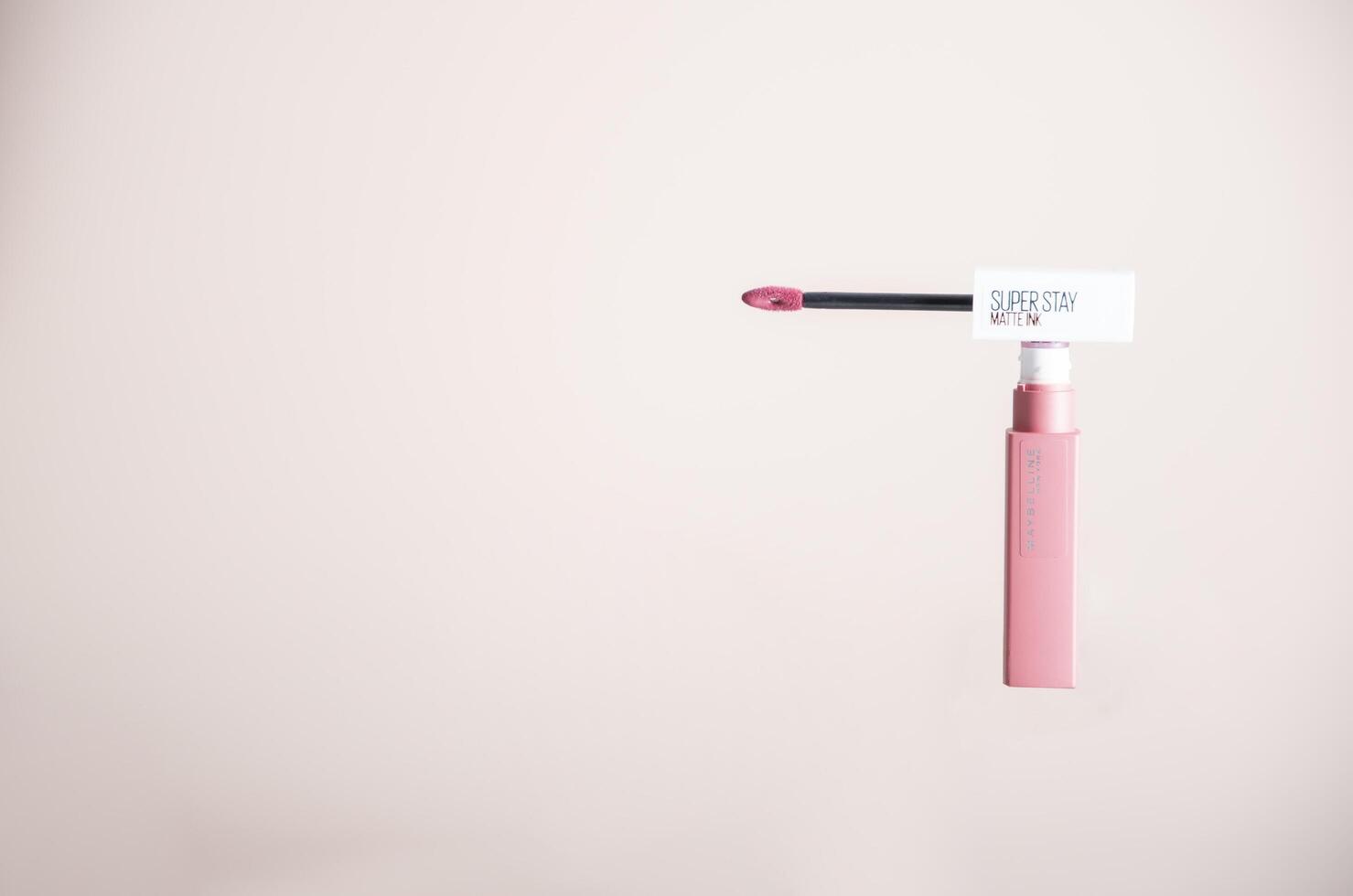 superstay matte maybelline ink liquid pink lipstick, geometric abstract composition on beige background, copy space, As, Belgium,June 20,2022. High quality photo