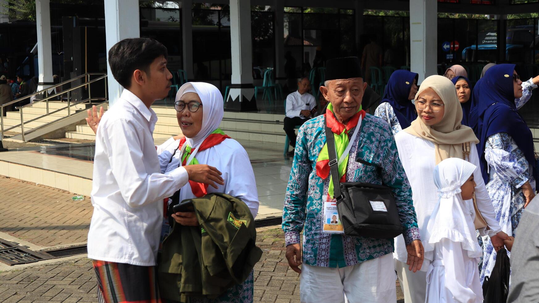 Pilgrims say goodbye to their families to leave for the pilgrimage photo
