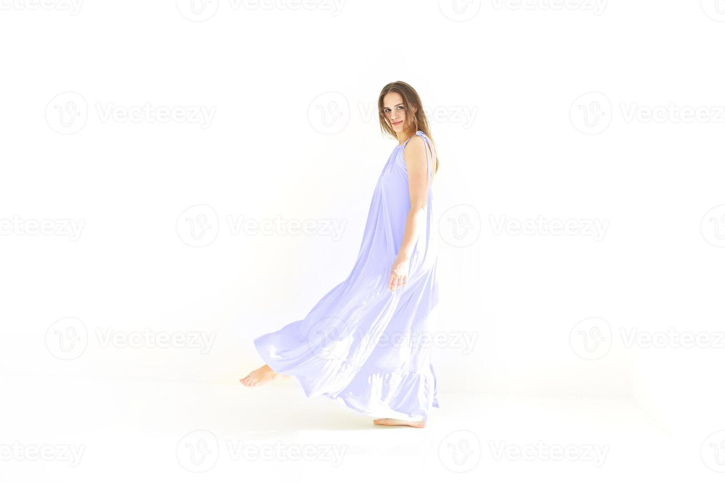 retrato de hermosa elegante encantador morena niña con radiante sonrisa en verano vestir foto