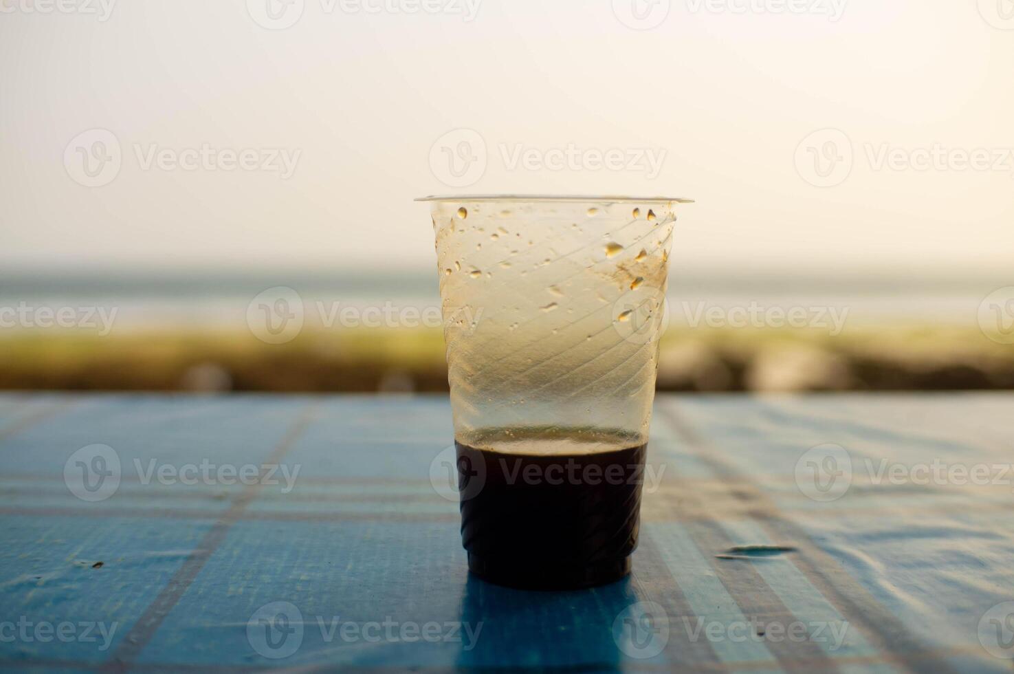fabricación de cerveza café en un el plastico taza en el playa foto