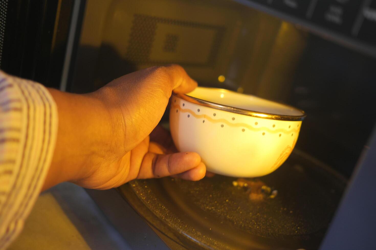 A comprehensive manual on the proper procedure for heating a ceramic bowl in a microwave oven photo