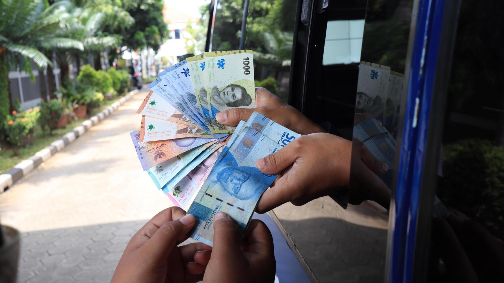 Residents queue to exchange new rupiah banknotes at Bank Indonesia services photo