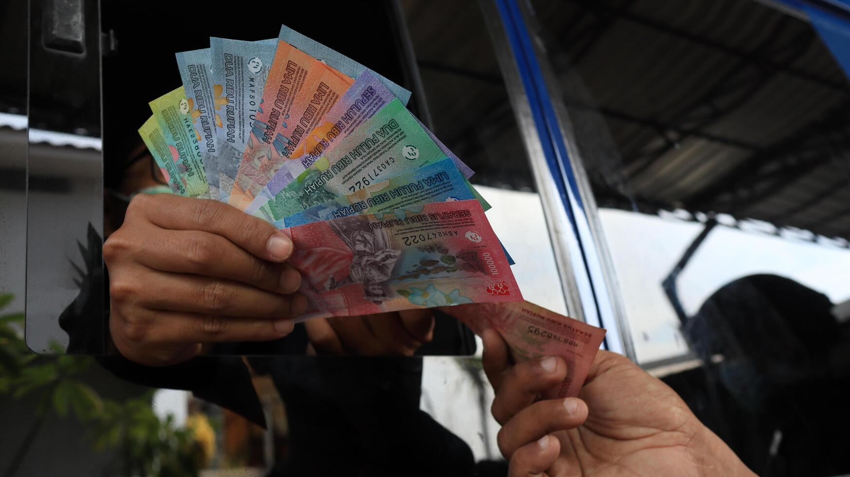 Residents queue to exchange new rupiah banknotes at Bank Indonesia services photo