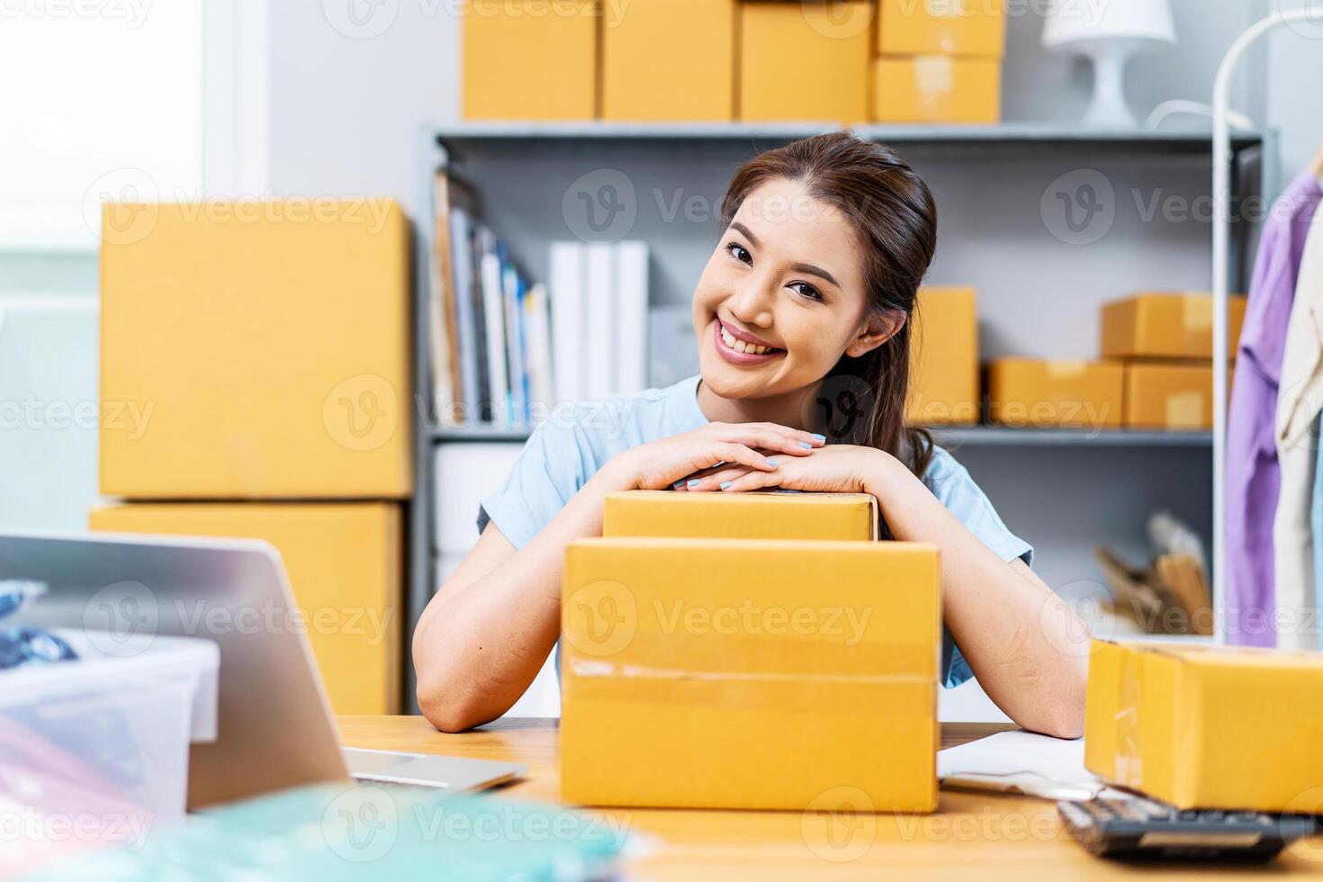 retrato joven atractivo Asia hembra propietario puesta en marcha negocio Mira a cámara trabajo contento con caja de cartón caja a hogar preparar entrega a clientes, obtención, omnicanal comercio electrónico en línea concepto foto