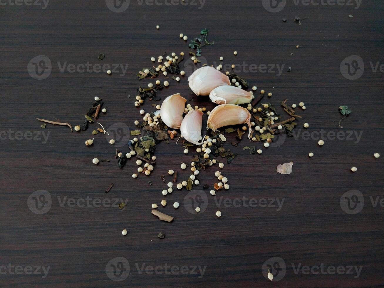 Creations with a combination of garlic, coriander and dried tea leaves photo