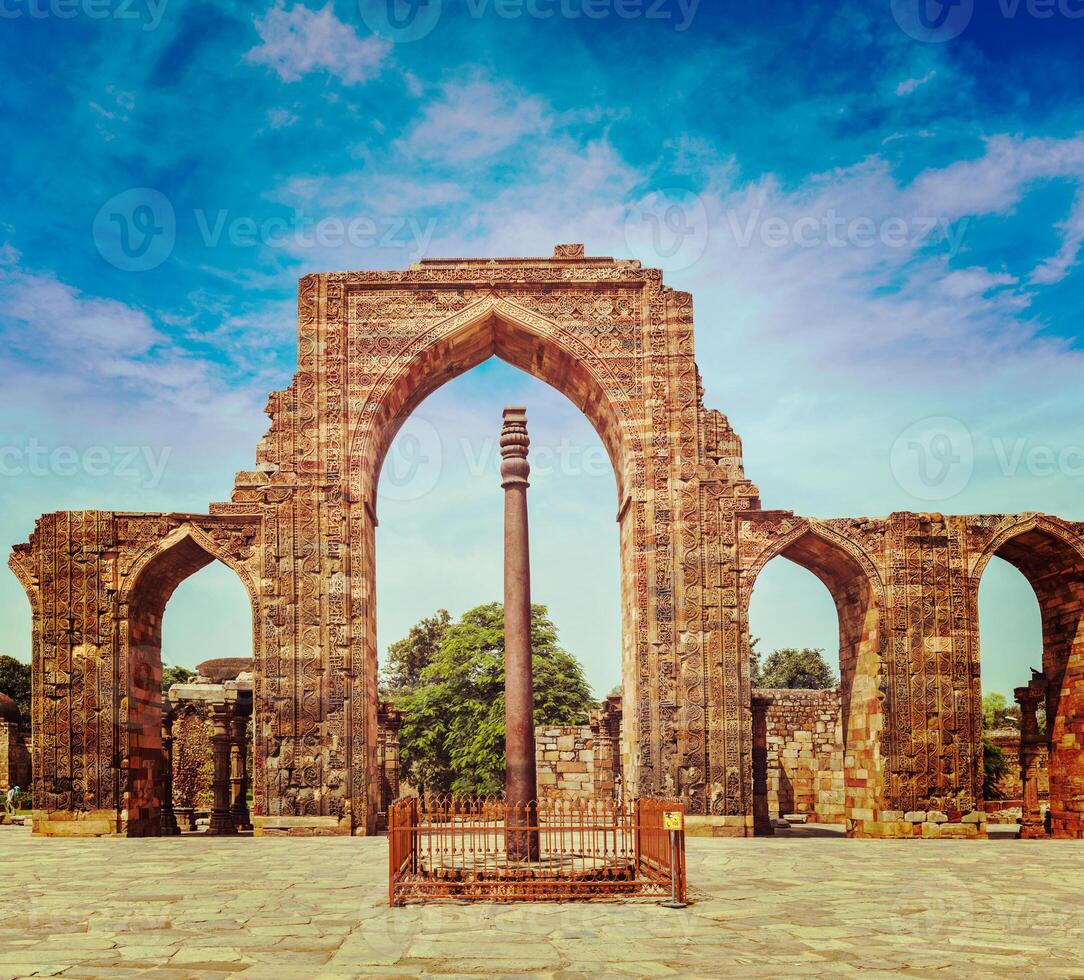Iron pillar in Qutub complex photo