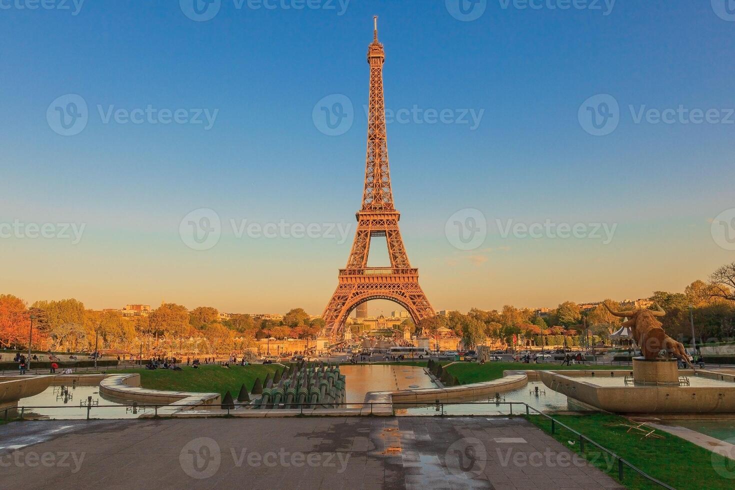 a jette across a wide open water filled park with fountains and the eiff photo