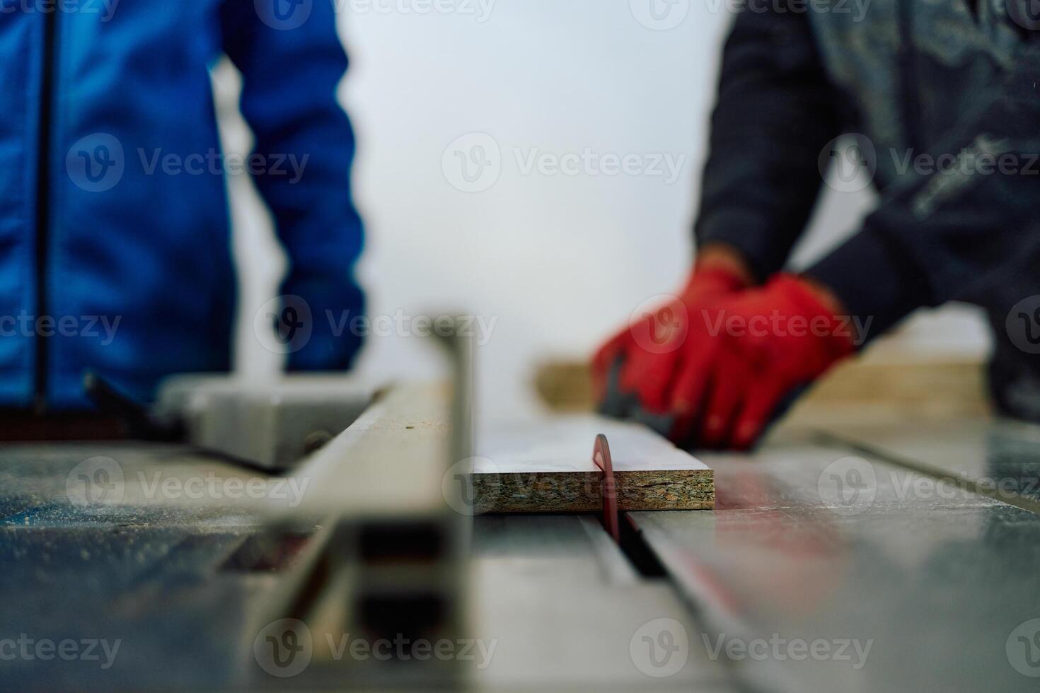 cerca arriba de trabajador cuidadosamente corte y cepillado de madera piezas para mueble en madera industria foto