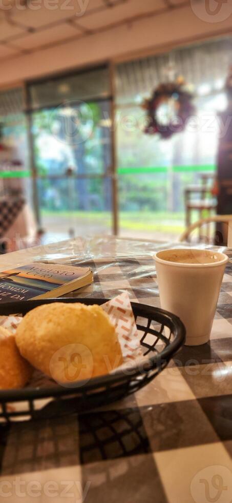 desayuno con queso un pan y un vaso de Café exprés foto