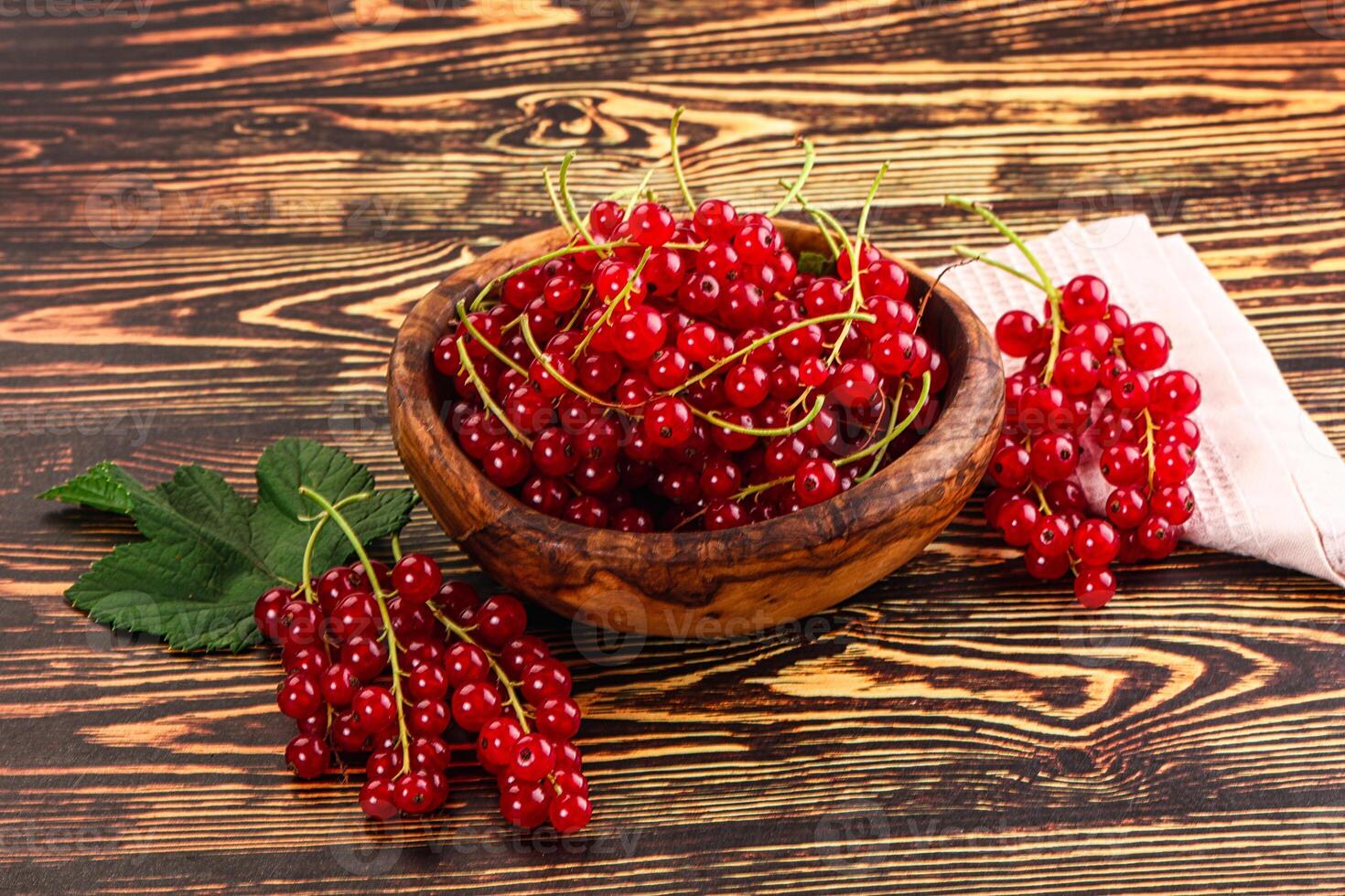 Ripe and juicy red currants berry photo