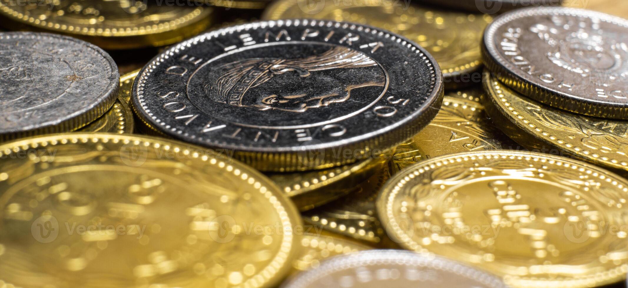Macro photography of honduran cents with different denominations. photo