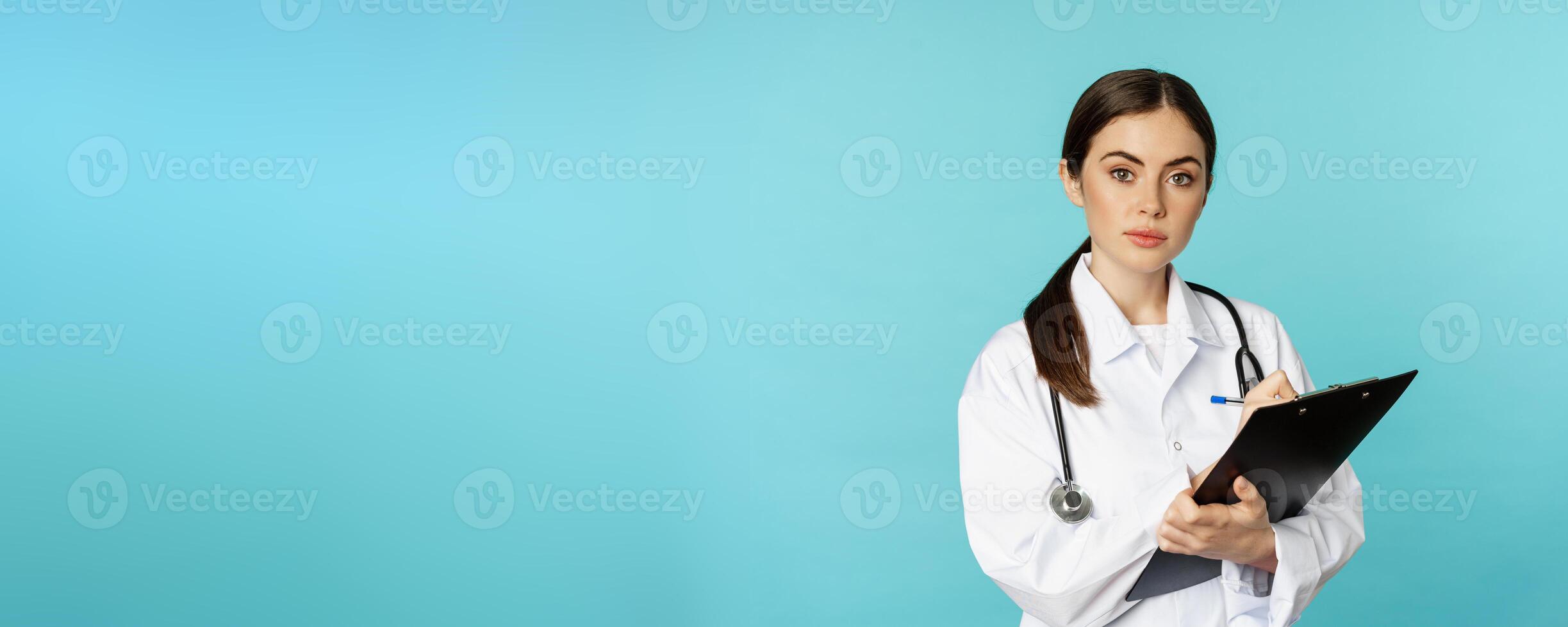 imagen de profesional mujer doctor, médico con portapapeles escribiendo, escuchando paciente a hospital clínica cita, en pie terminado torquesa antecedentes foto