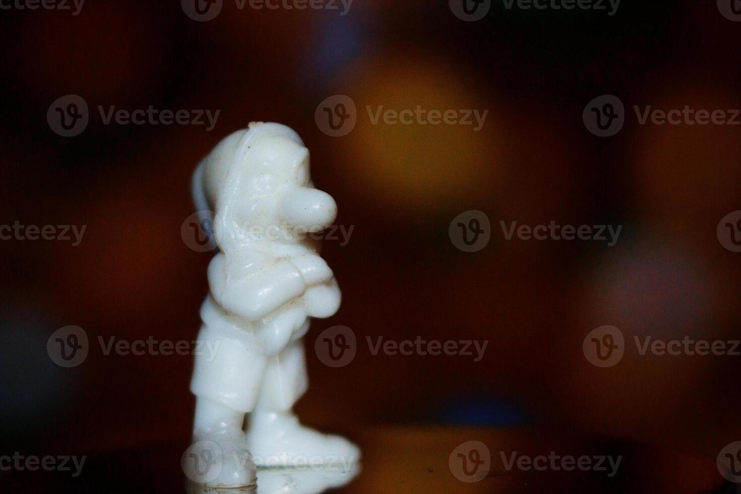 side view of white statue of a man photo