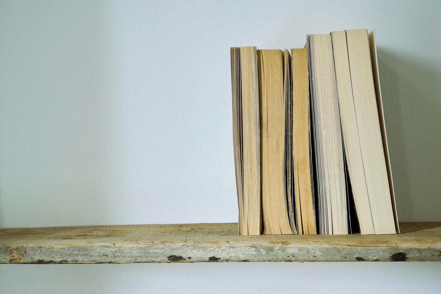 antiguo libros en un estante foto
