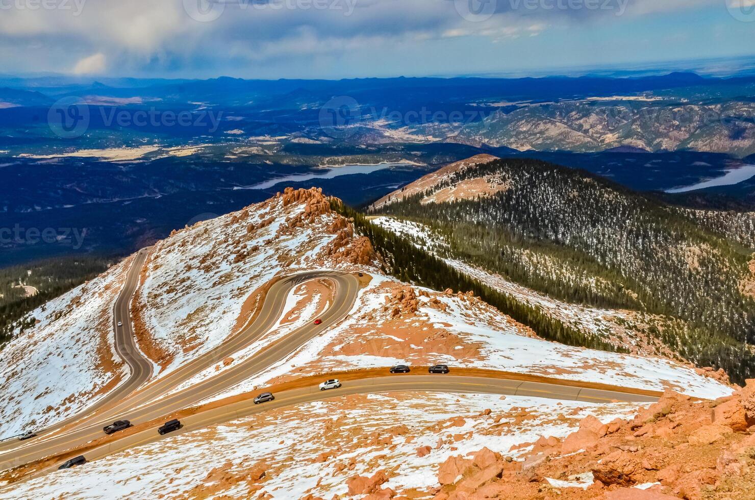devanado camino, serpentina en el montañas arriba a el lucios pico montaña, Colorado, nosotros foto