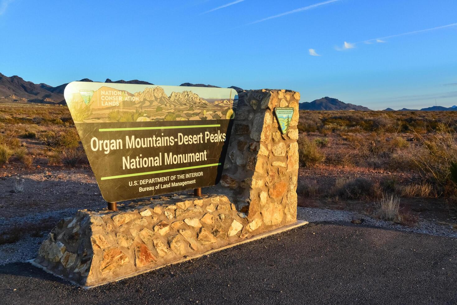 USA, NEW MEXICO - NOVEMBER 23, 2019 information sign with the inscription Organ Mountains-Desert Peaks National Monument on the background of a mountain landscape, New Mexico photo