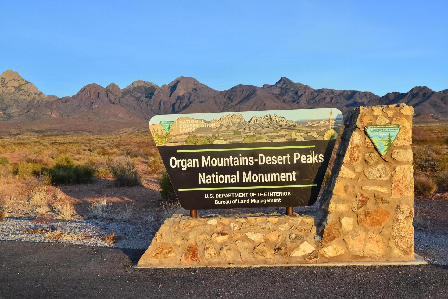 USA, NEW MEXICO - NOVEMBER 23, 2019 information sign with the inscription Organ Mountains-Desert Peaks National Monument on the background of a mountain landscape, New Mexico photo