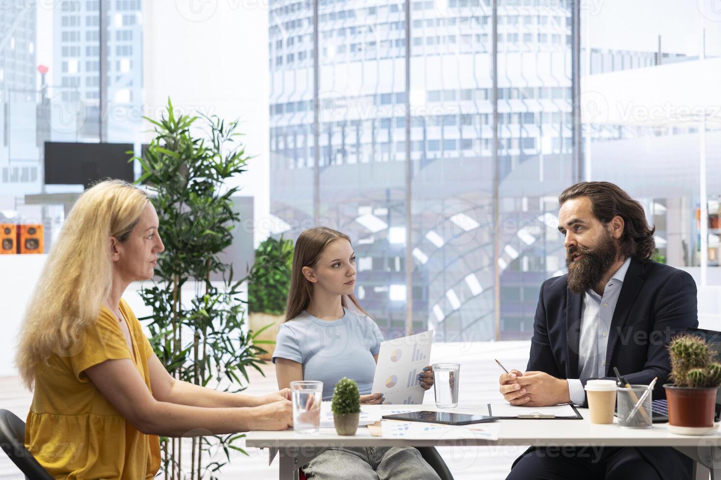 Financial advisor assessing clients economic needs and goals to provide personalized planning advice. Agent optimizing investment returns for family requesting help while managing risk photo