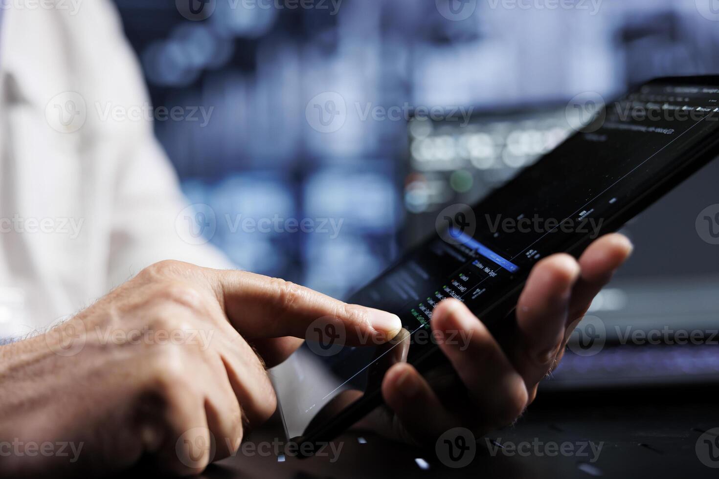 sistema administrador codificación en datos centrar utilizando javascript idioma, cerca arriba. competente gerente actualización software en servidor aparejos en tableta Terminal, asegurando óptimo actuación y seguridad foto