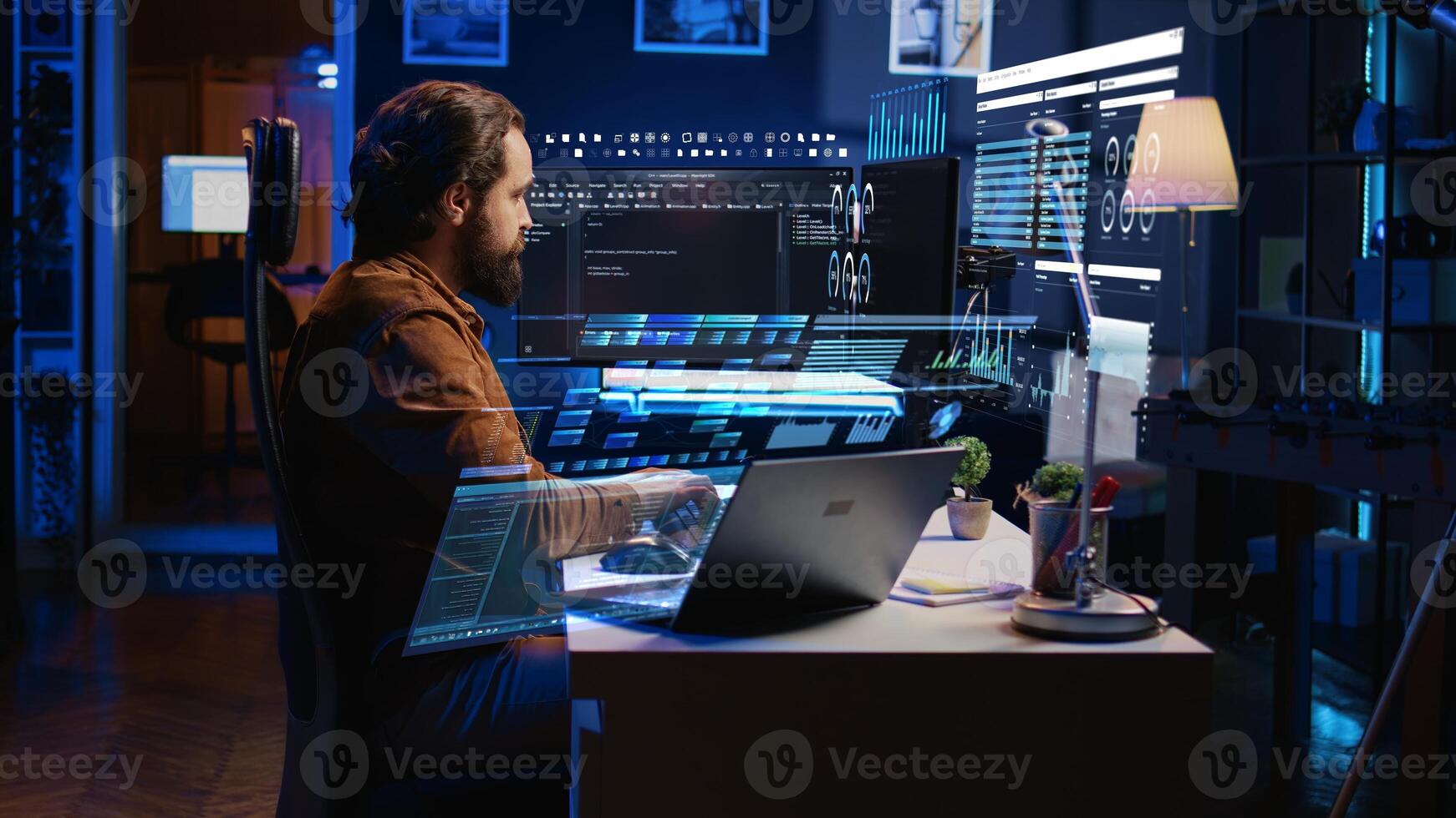 ingeniero trabajando en computadora y computadora portátil, utilizando Arkansas tecnología a hacer codificación, Bebiendo café. desarrollador a hogar utilizando aumentado realidad tecnología en ordenador personal y cuaderno a hacer programación foto