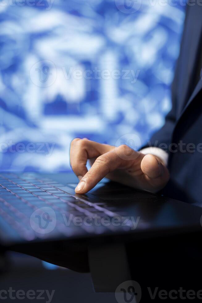 eso especialista codificación en computadora portátil, programación artificial inteligencia informática simulando humano cerebro. programador utilizando tecnología engranaje a construir ai máquina aprendizaje algoritmos, cerca arriba Disparo foto