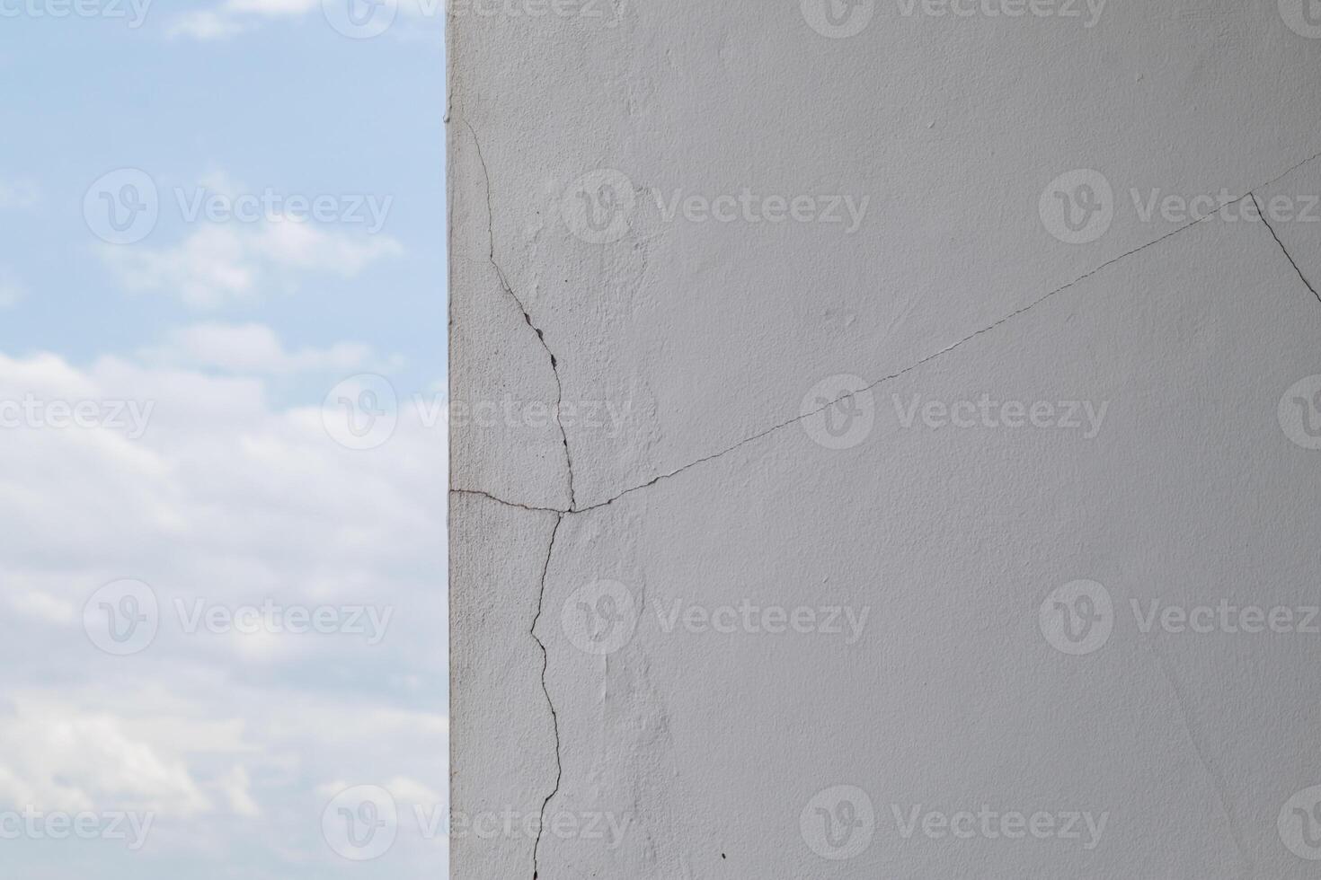 High-rise building structure wall cracks due to non-standard construction and earthquakes, causing structural problems and cracks in the walls, and waiting for an engineer's inspection to fix it. photo