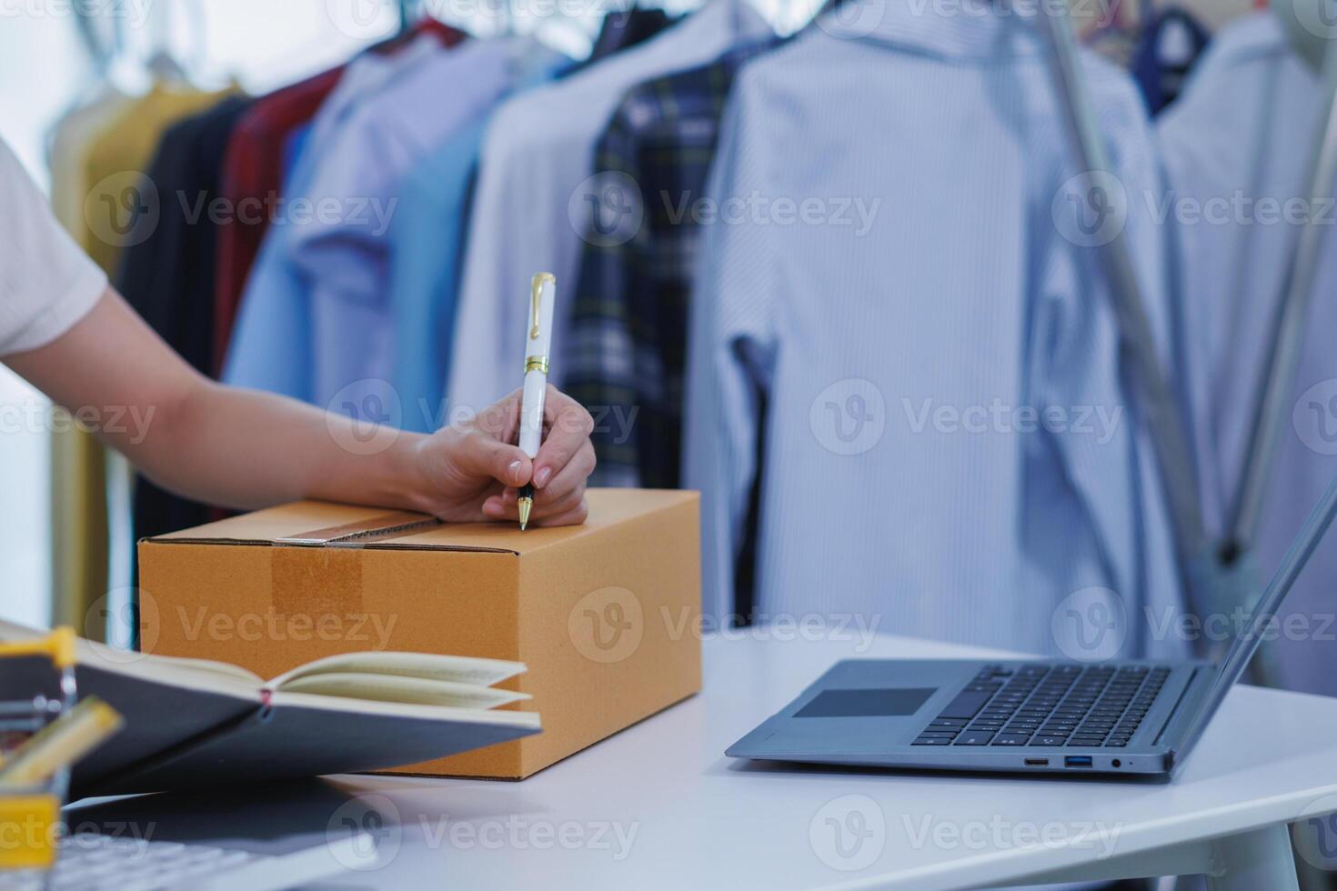 Small SME entrepreneurs who operate businesses using their homes as offices and sell products through online applications are checking product stocks to ensure they are sufficient to meet orders. photo