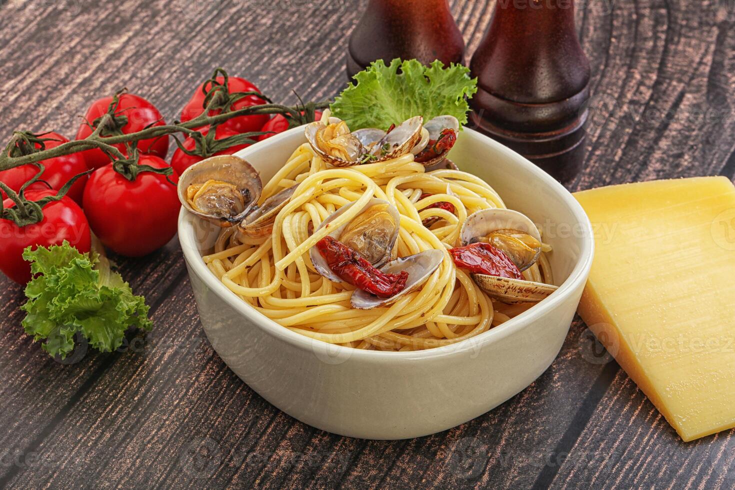 Pasta with vongole and tomato photo