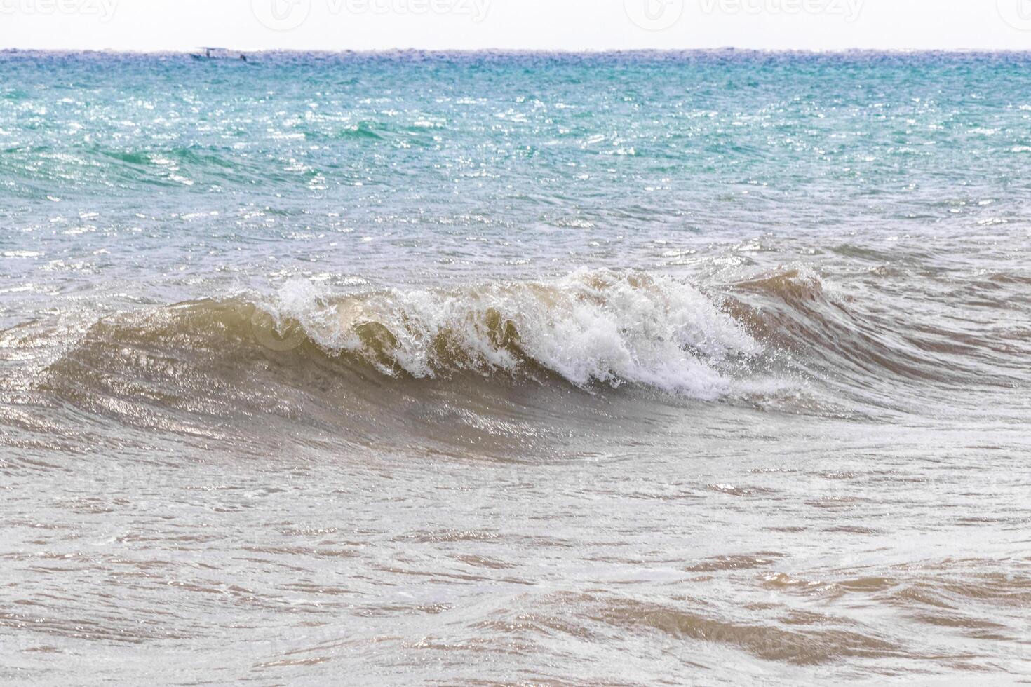 tropical caribe playa claro agua olas playa del carmen México. foto