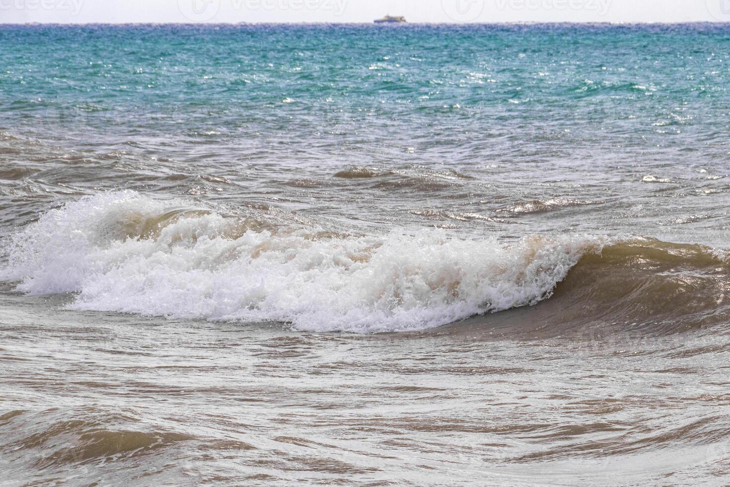 tropical caribe playa claro agua olas playa del carmen México. foto