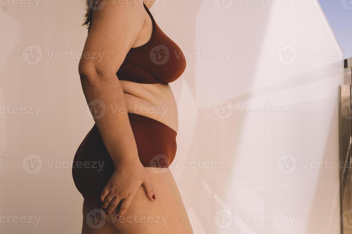 confidente joven mujer sensación positivo y cómodo en su cuerpo. foto