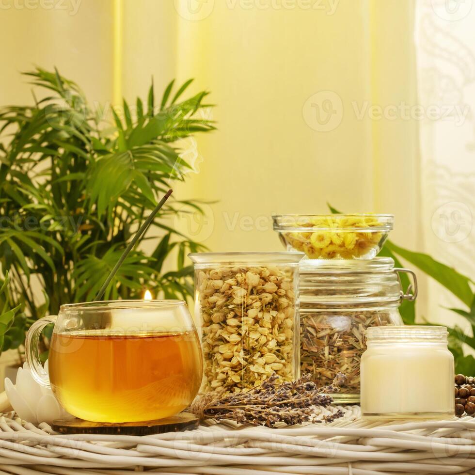 yo cuidado concepto con natural seco flores y hierbas, taza de té y velas foto